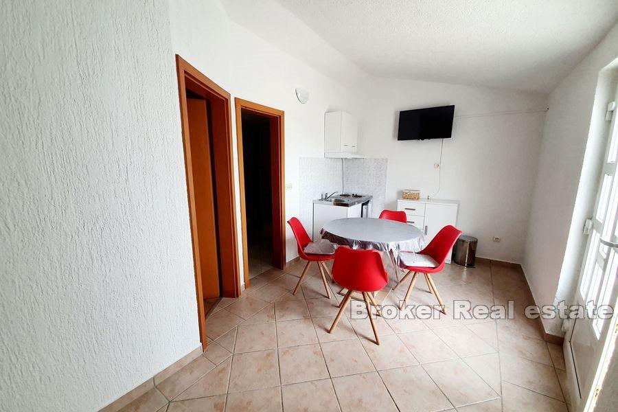 Øya Brač - Første etasje med anlagt hage