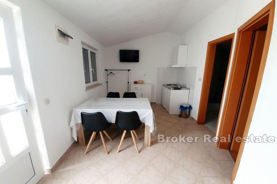 Øya Brač - Første etasje med anlagt hage