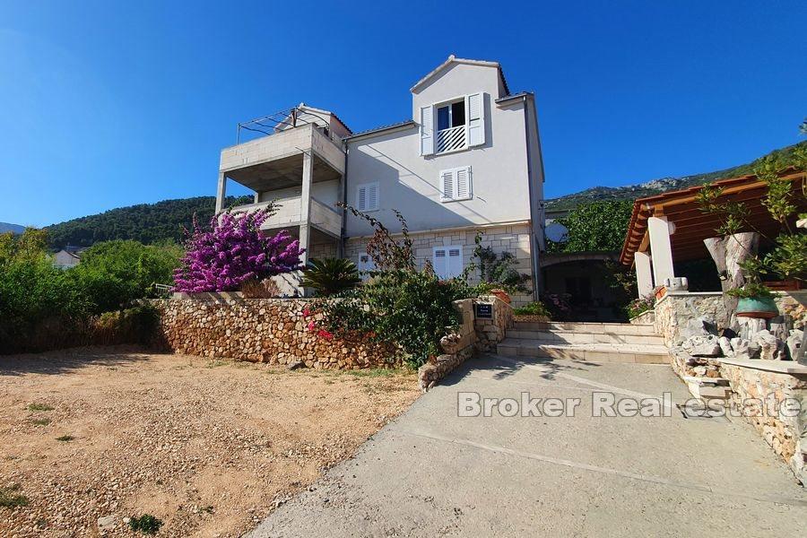 Brač - Apartmánový dom s výhľadom na more