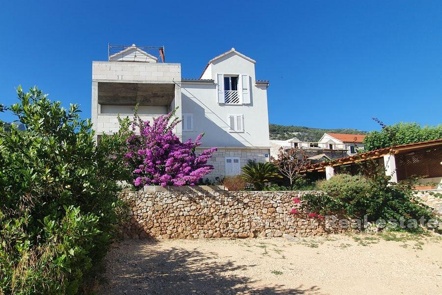 Île de Brac - Immeuble près de la mer