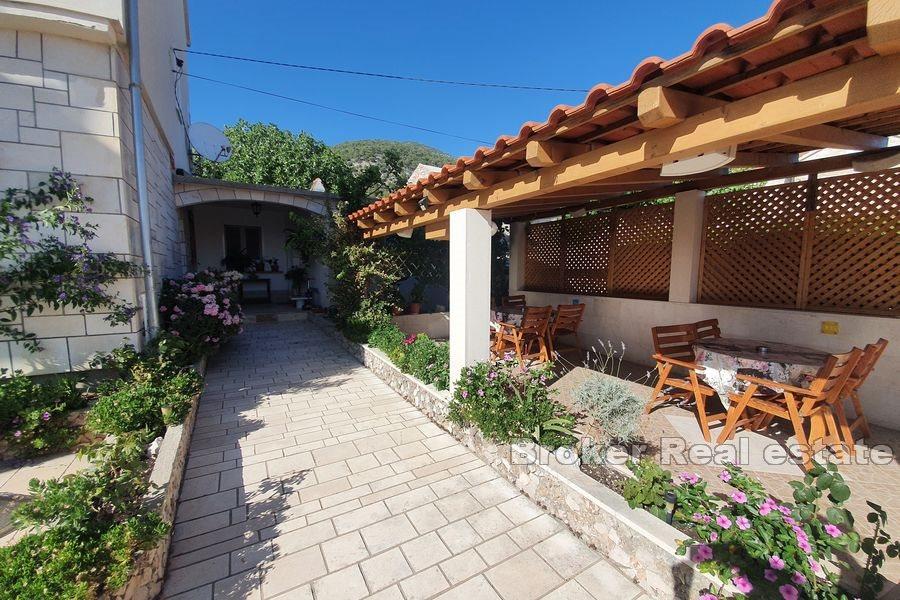 Île de Brac - Immeuble près de la mer