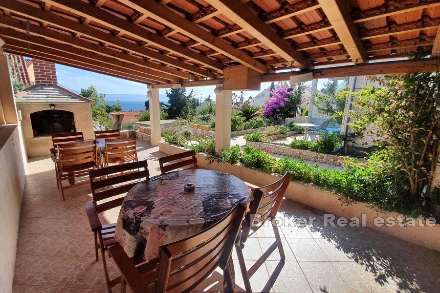 Île de Brac - Immeuble près de la mer