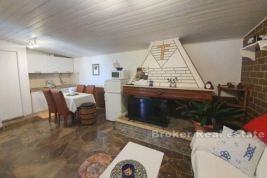 Île de Brac - Immeuble près de la mer