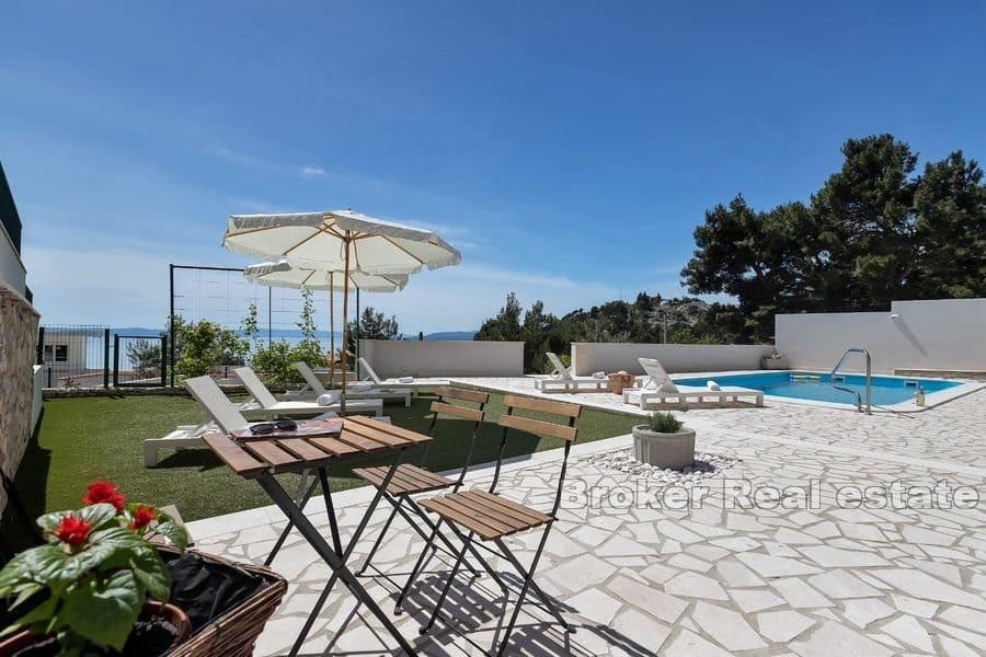 Makarska - Fastighet med fin trädgård inte långt från havet