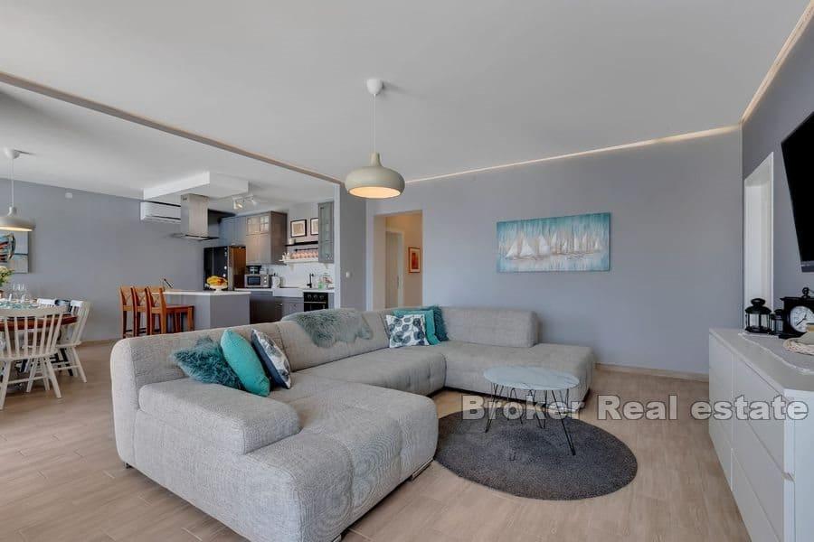 Makarska - Fastighet med fin trädgård inte långt från havet