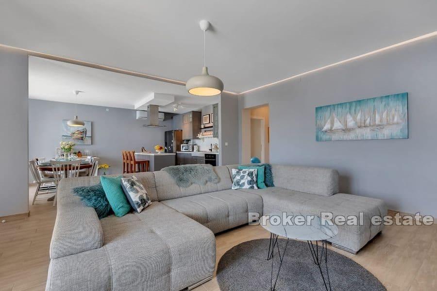 Makarska - Fastighet med fin trädgård inte långt från havet