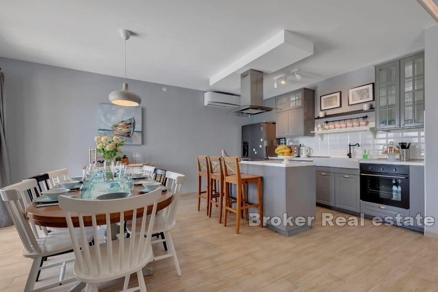 Makarska - Fastighet med fin trädgård inte långt från havet