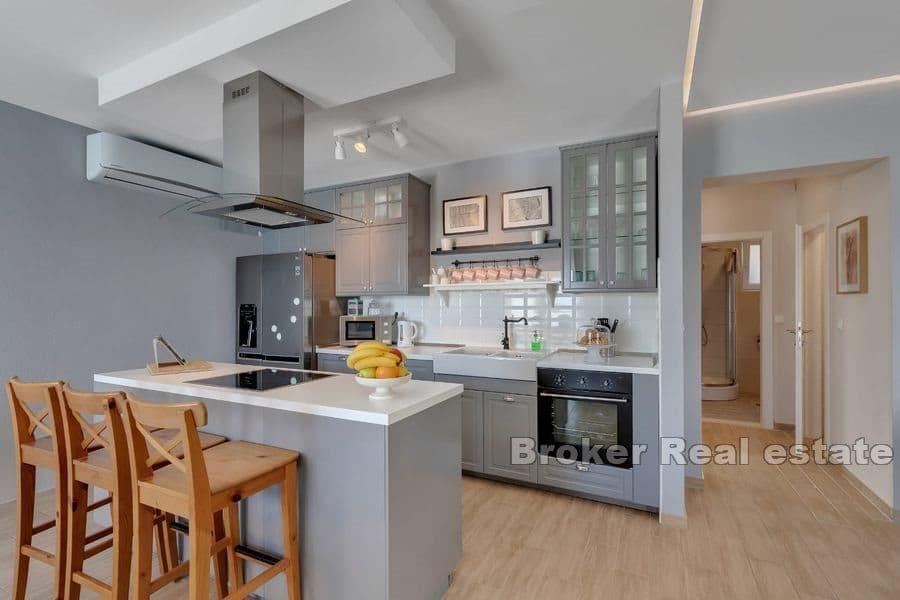 Makarska - Fastighet med fin trädgård inte långt från havet