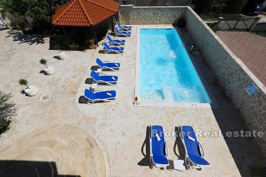 Zadar - Lägenhetshus med pool nära stranden
