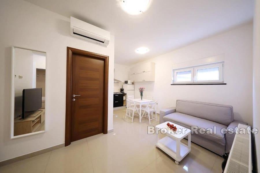 Zadar - Lägenhetshus med pool nära stranden