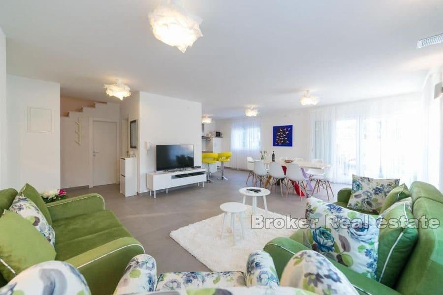 Биоград на Мору - Дом с бассейном у моря