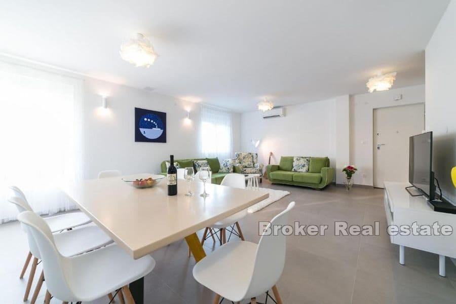 Биоград на Мору - Дом с бассейном у моря