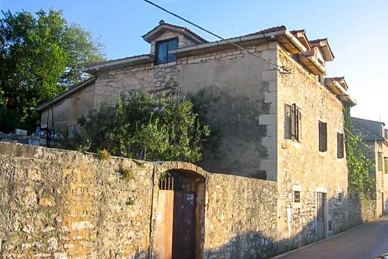 øya Brac, Supetar sentrum, hus med 5 leiligheter