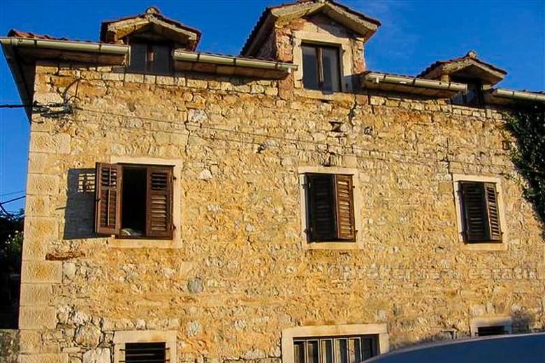 остров Брач, центр Супетар, дом с 5 апартаментами