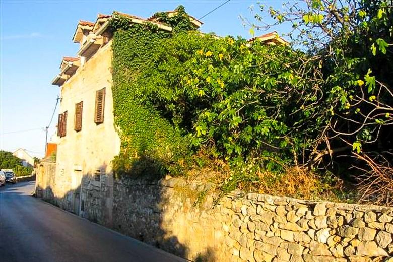 øya Brac, Supetar sentrum, hus med 5 leiligheter