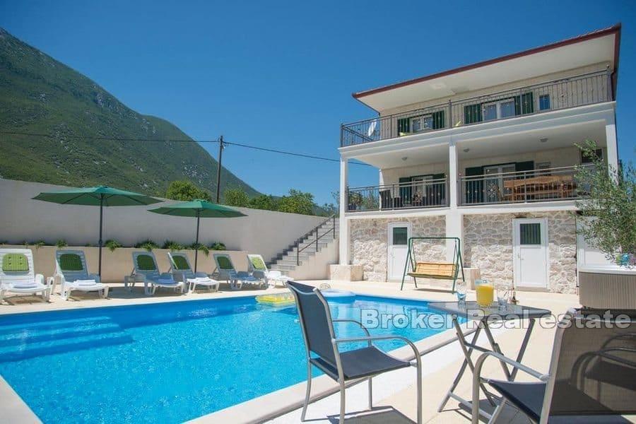 Makarska - Fristående hus med pool omgiven av grönska