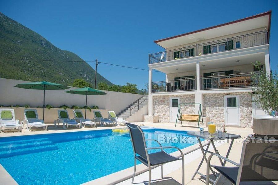 Makarska - Dom wolnostojący z basenem otoczony zielenią