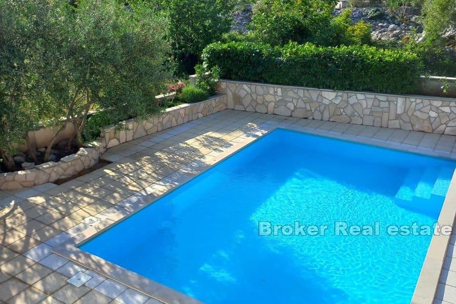 Makarska - Fristående hus med pool omgiven av grönska