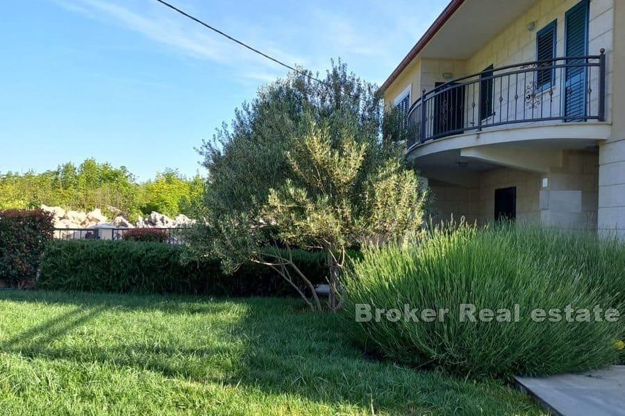 Makarska - Samostatne stojaci dom s bazénom obklopený zeleňou