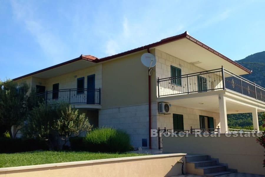 Makarska - Samostatne stojaci dom s bazénom obklopený zeleňou