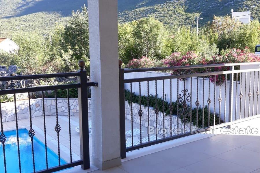 Makarska - Samostatne stojaci dom s bazénom obklopený zeleňou