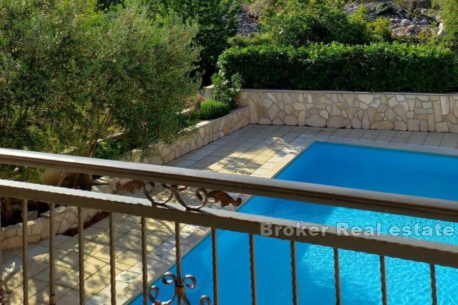 Makarska - Fristående hus med pool omgiven av grönska
