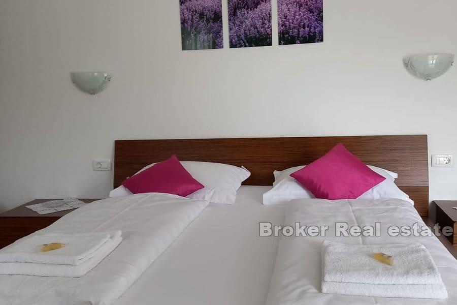 Makarska - Samostatne stojaci dom s bazénom obklopený zeleňou