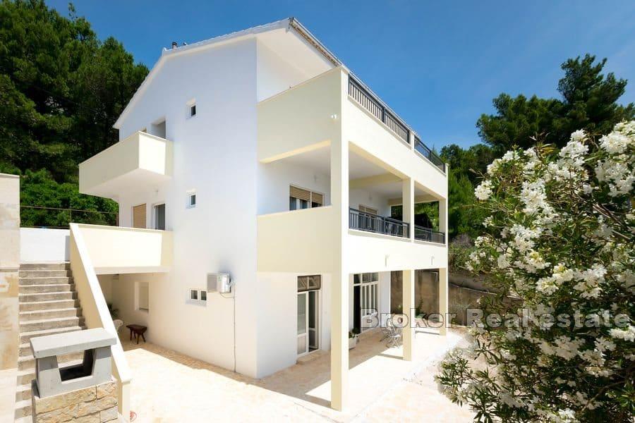 Omiš - Dům se čtyřmi apartmány v blízkosti moře