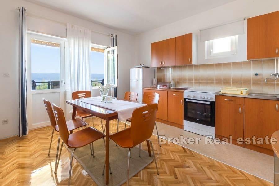 Omiš - Dům se čtyřmi apartmány v blízkosti moře