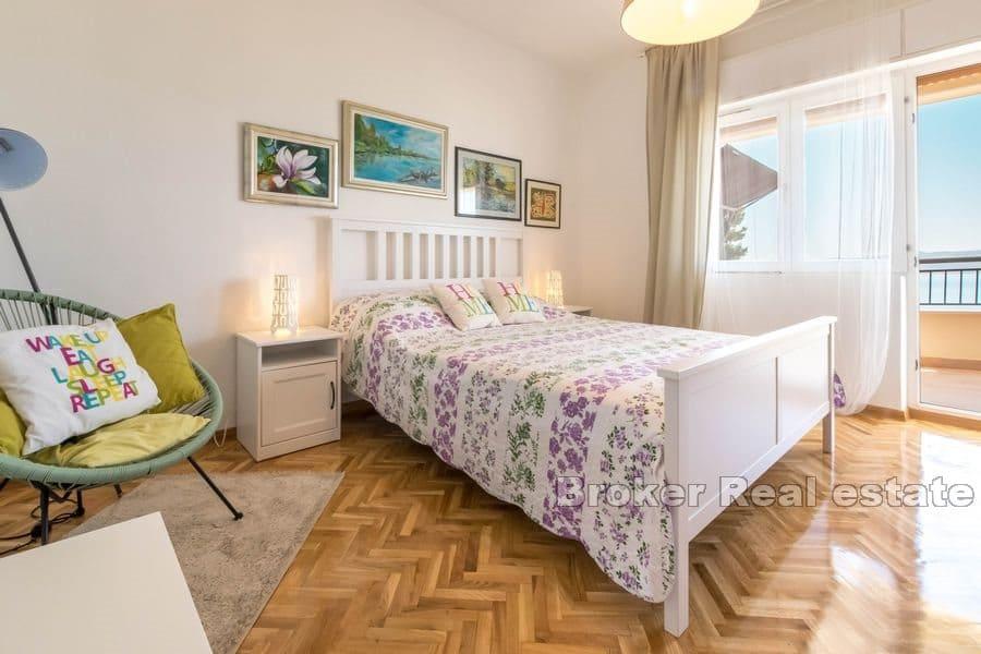 Omiš - Dům se čtyřmi apartmány v blízkosti moře