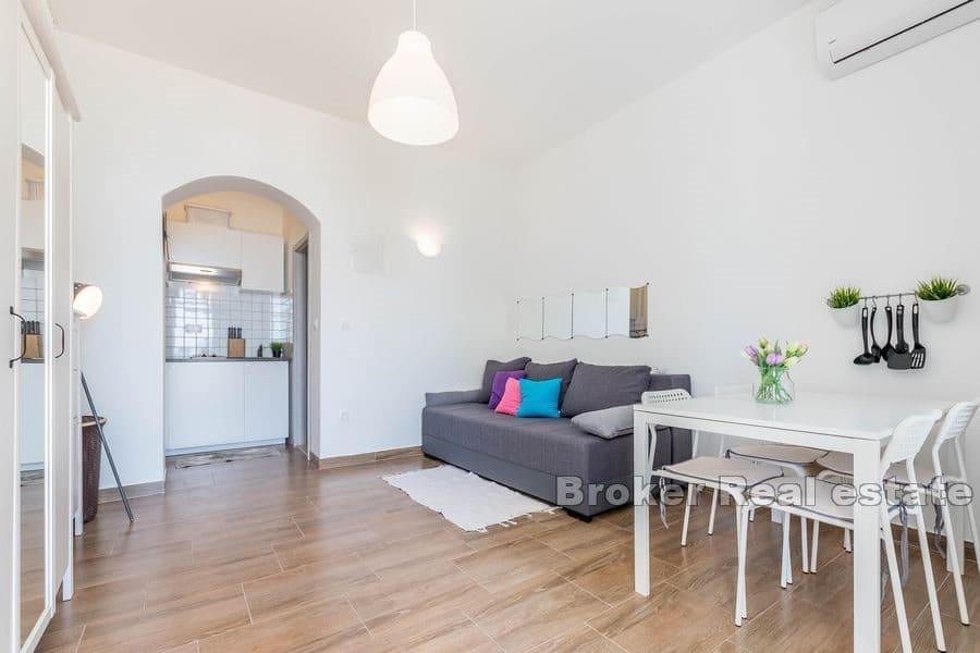 Omiš - Dům se čtyřmi apartmány v blízkosti moře