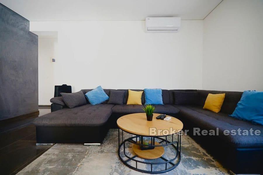 Zadar - Kuća s bazenom na mirnoj lokaciji