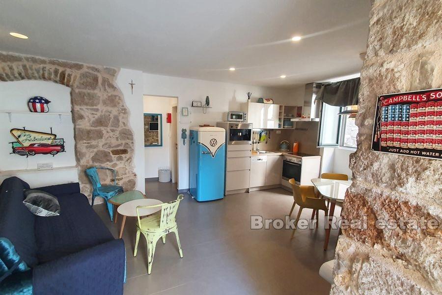 Split centrum - Dwupokojowe mieszkanie w kamiennym domu w pobliżu nabrzeża