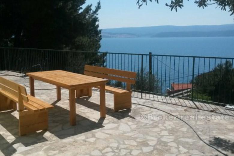 nära Omis, hus med utsikt över havet