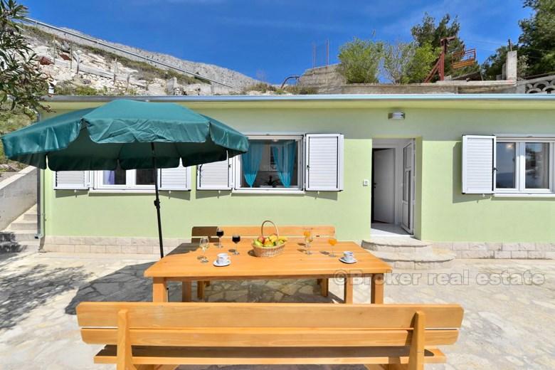 nära Omis, hus med utsikt över havet