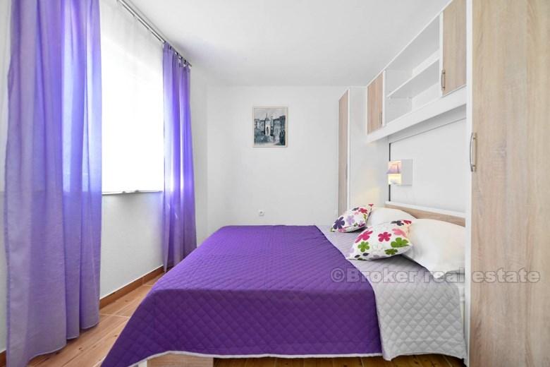 nära Omis, hus med utsikt över havet