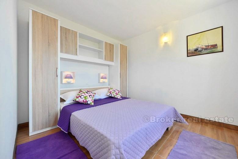 nära Omis, hus med utsikt över havet