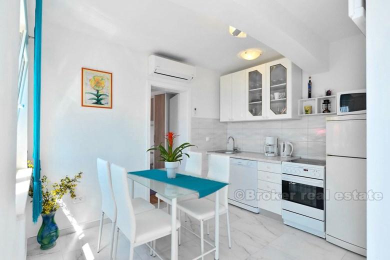 nära Omis, hus med utsikt över havet