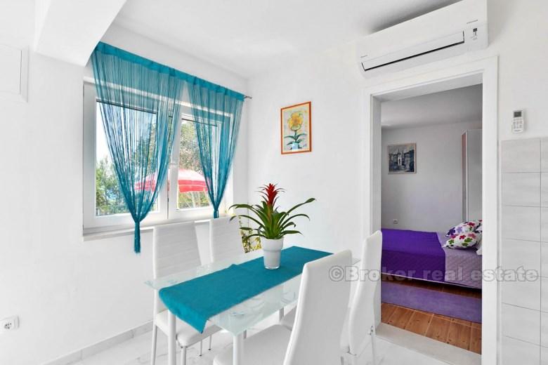 nära Omis, hus med utsikt över havet