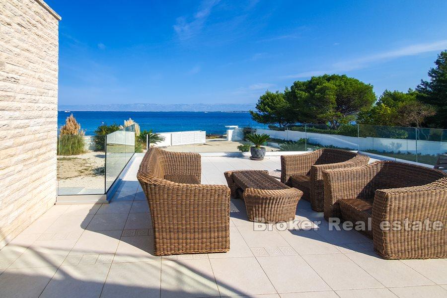 Kroatien, Ugljan - Moderne Villa in erster Reihe zum Meer