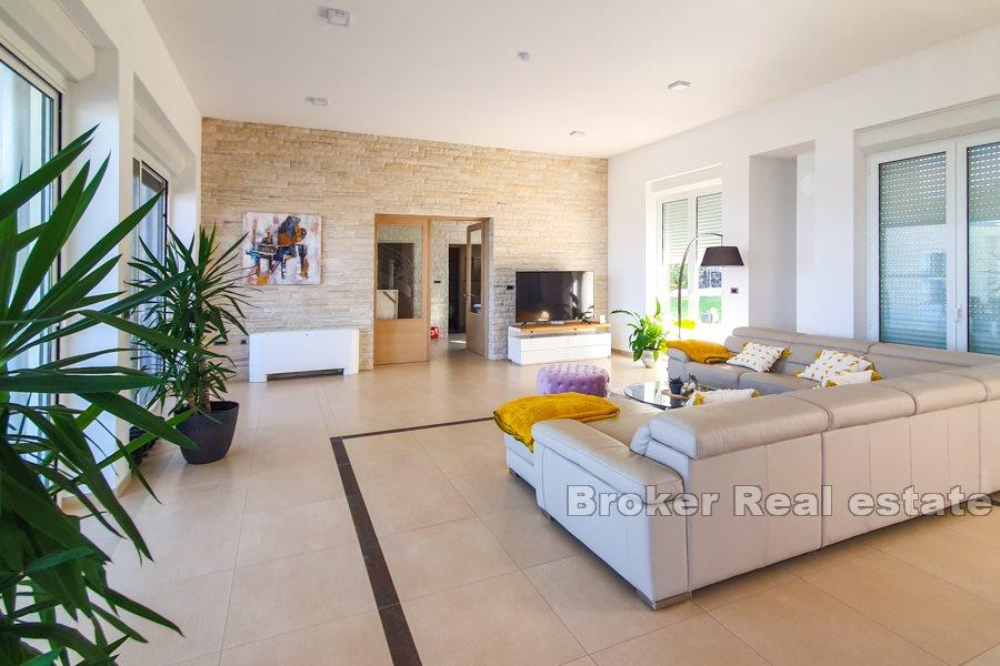 Kroatien, Ugljan - Moderne Villa in erster Reihe zum Meer