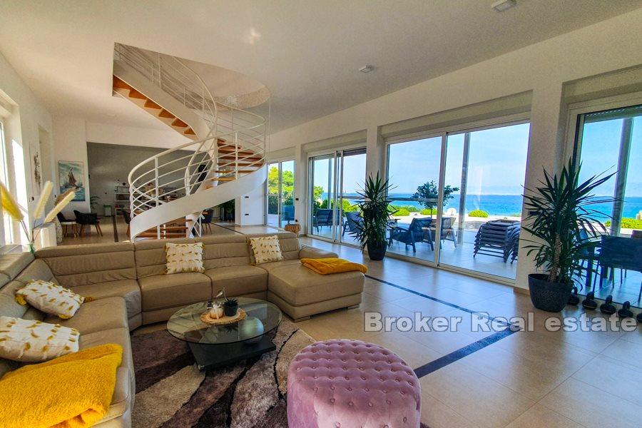 Kroatien, Ugljan - Moderne Villa in erster Reihe zum Meer