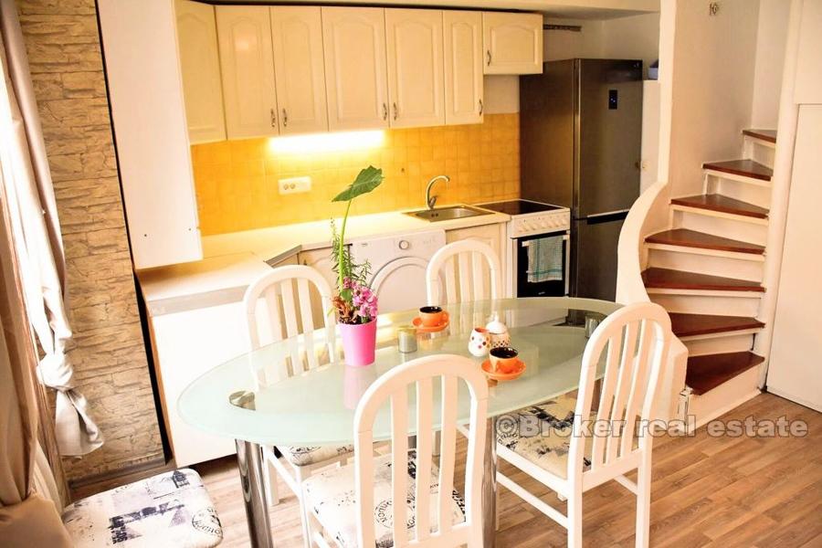 Split center - Odnowiony dom na trzech piętrach