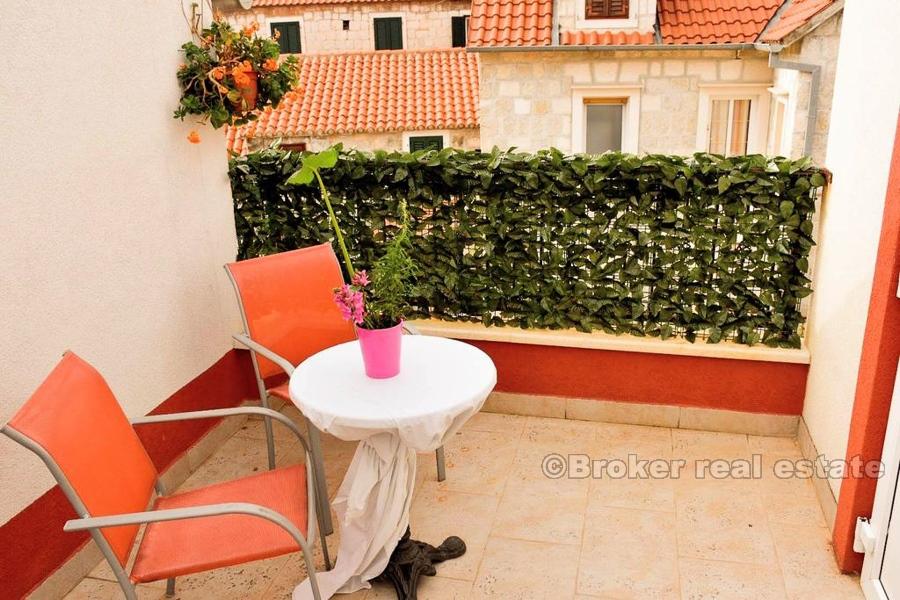 Split center - Odnowiony dom na trzech piętrach