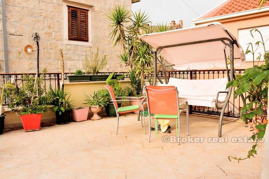 Split center - Odnowiony dom na trzech piętrach