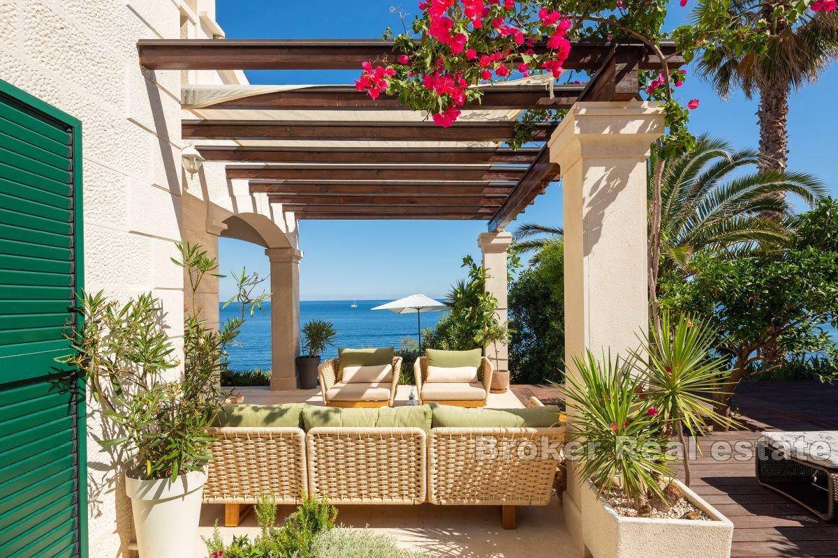 Villa ved sjøen med basseng