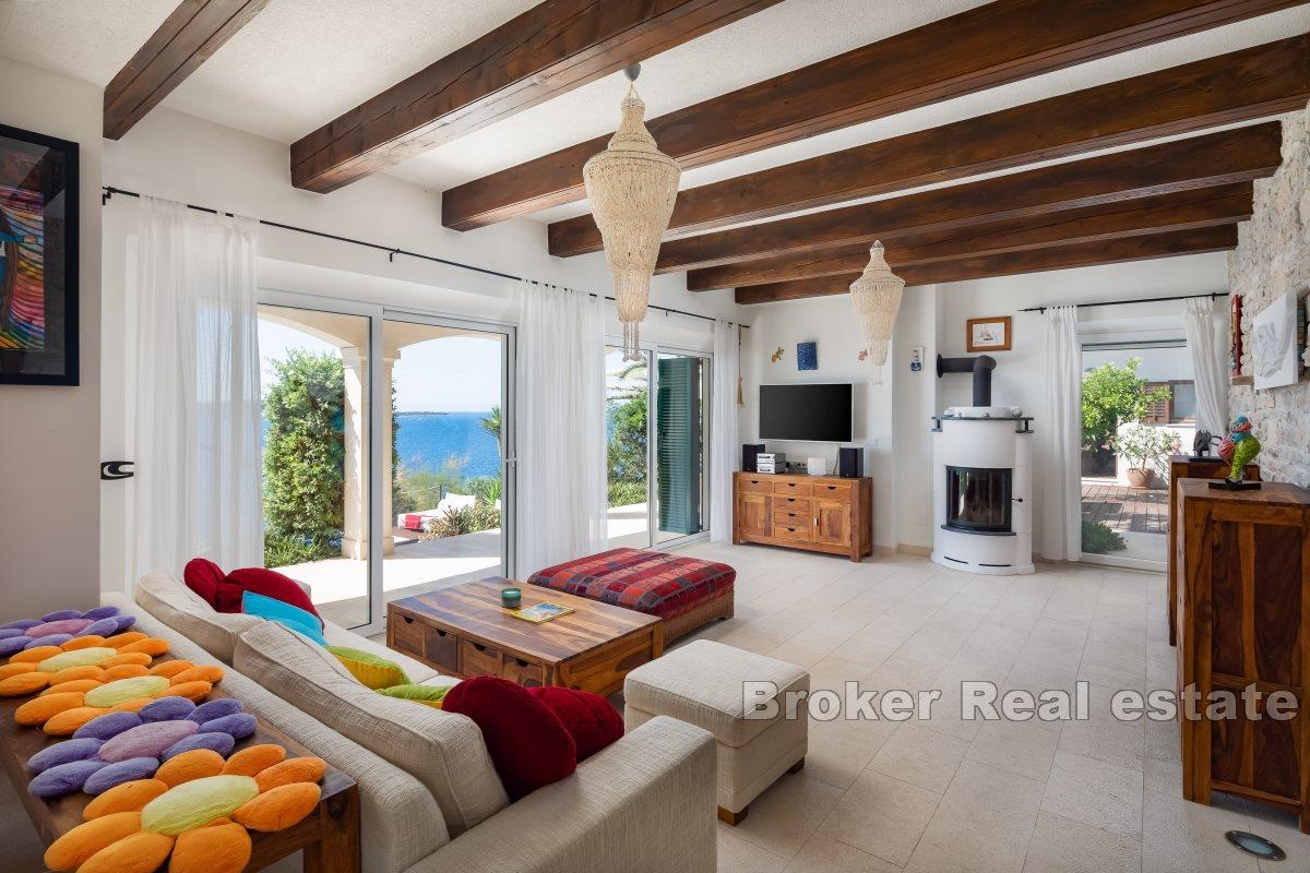 Villa ved sjøen med basseng