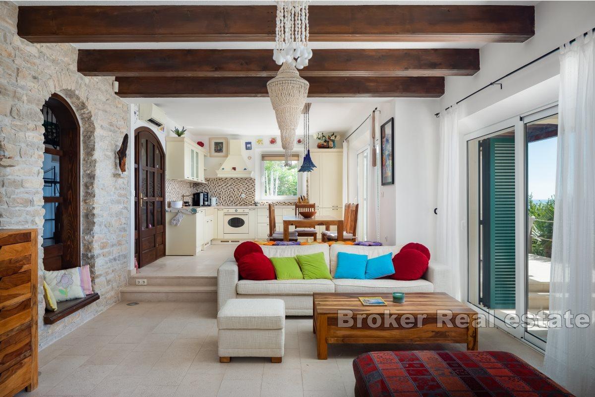 Villa ved sjøen med basseng