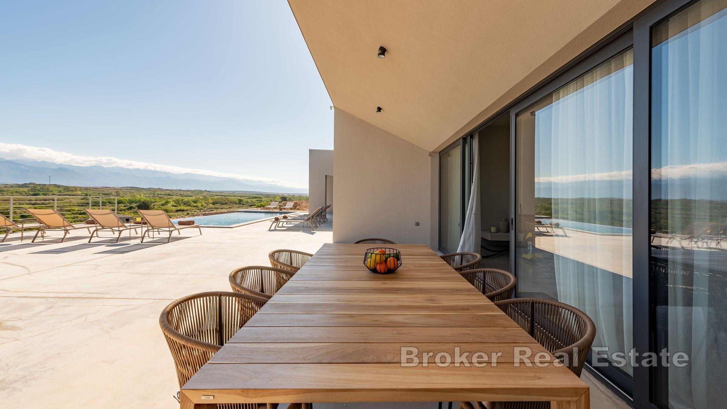 Nowoczesna willa z basenem i niepowtarzalnym widokiem na morze