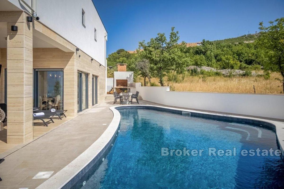 Dom w spokojnej okolicy z widokiem na basen i morze
